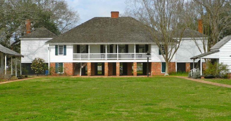 The exterior view behind the Kent Plantation House.